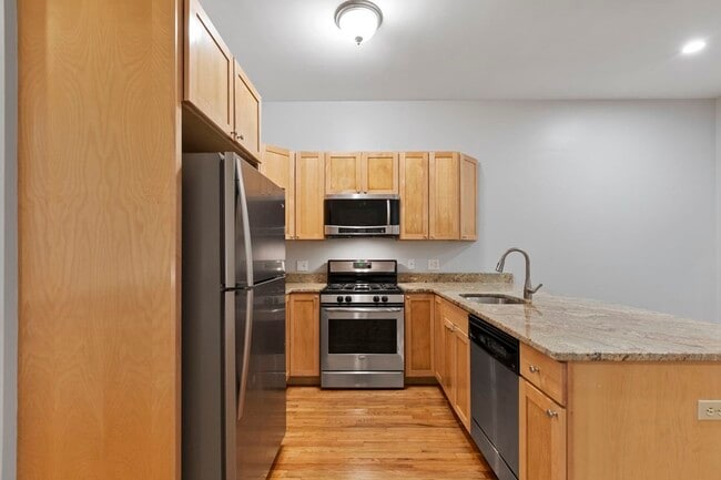 Building Photo - 877 Harrison Ave Unit 873