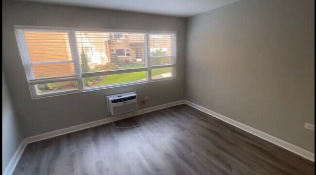 Photo - 1321 W Sherwin Ave