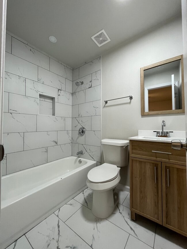 Photo - 825 Elsbeth St