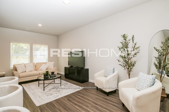 Photo - 475 Oakwood Dr NW