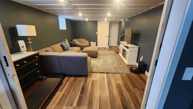 Photo - 321 Swanson Cir