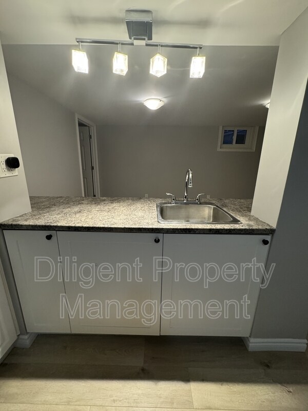 Photo - 736 Stormont St