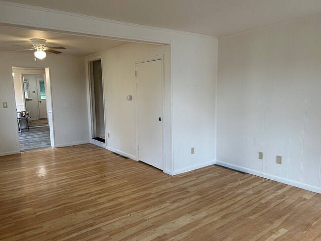 Photo - 238 W Queen St