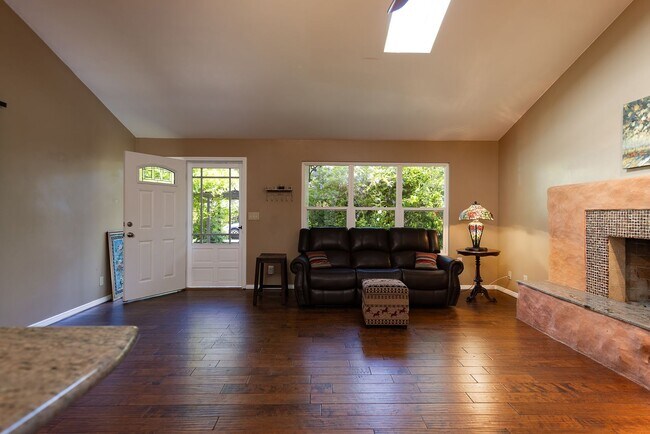Photo - Cozy 2 Bedroom Cottage with Lush Gardens
