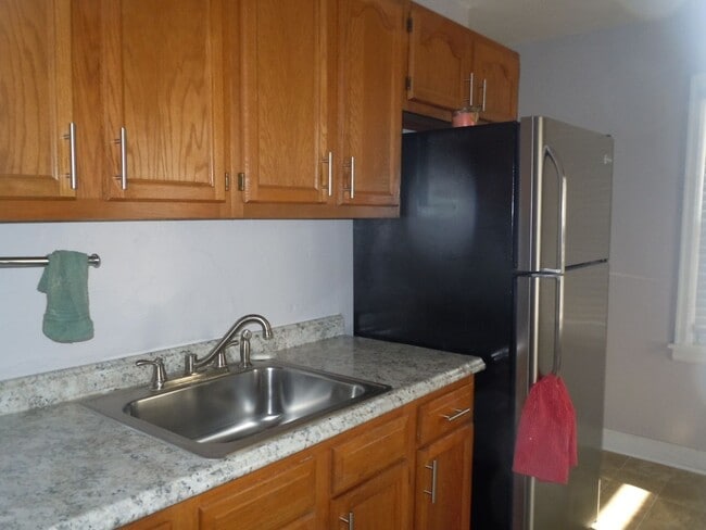 Photo - Cute Two Bedroom Cottage with Garage!