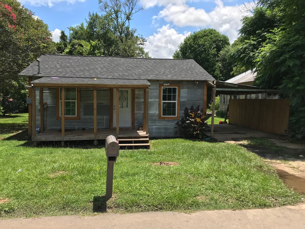 three bedroom house - 213 Clarence St House