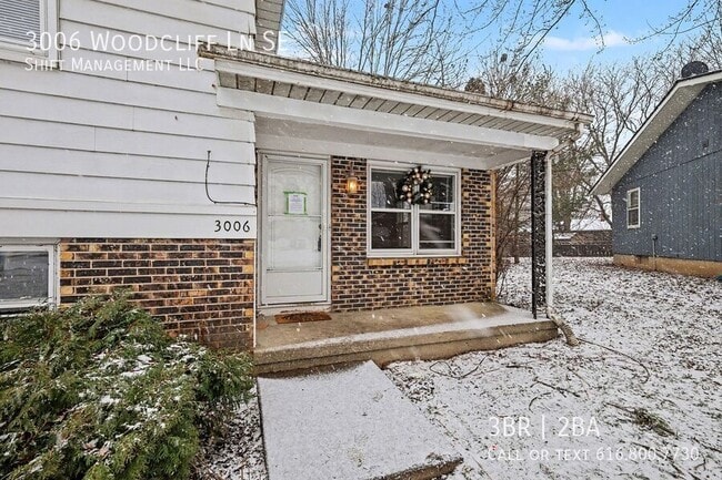 Photo - 3006 Woodcliff Ln SE
