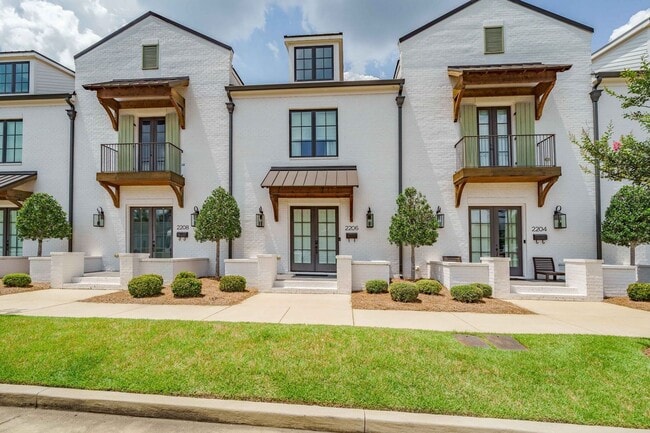 Building Photo - Beautiful 3 Bed 3.5 Bath Available Fall 20...