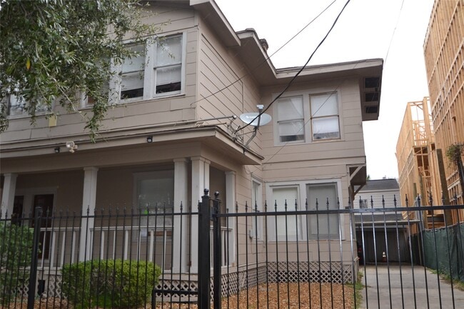 Building Photo - 211 Drew St Unit 2/1