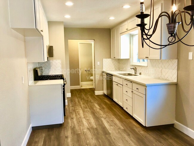 Building Photo - 3653 N Shirley Ave