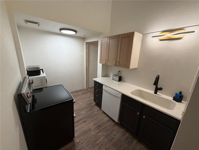 Building Photo - 542 Benson Ave SW Unit ensuite 220