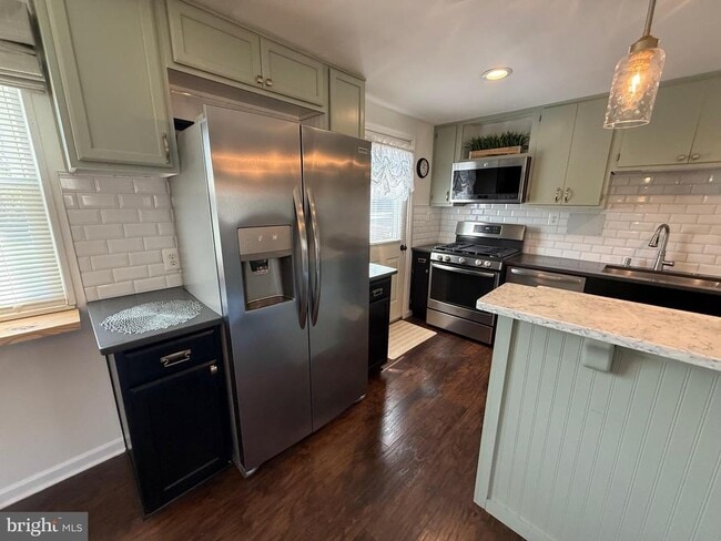 Photo - 5079 Macnamara Dr