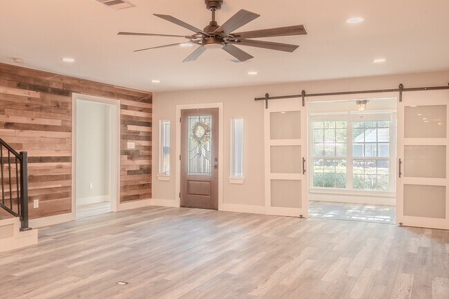 Photo - 722 Riveredge Dr