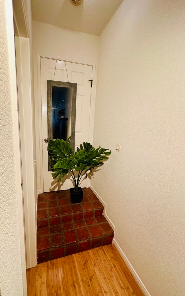 Building Photo - 4242 La Salle Ave Unit 4242 La Salle Ave. #A