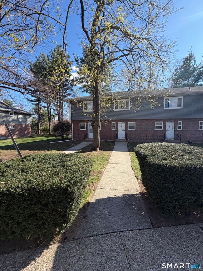 Building Photo - 11 Camelot Dr