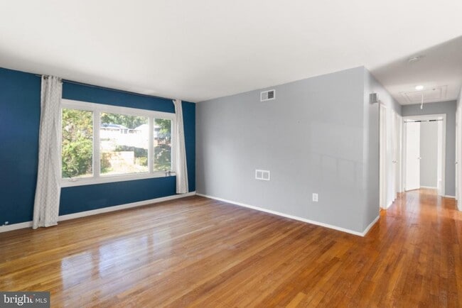 Photo - 14815 Empire St