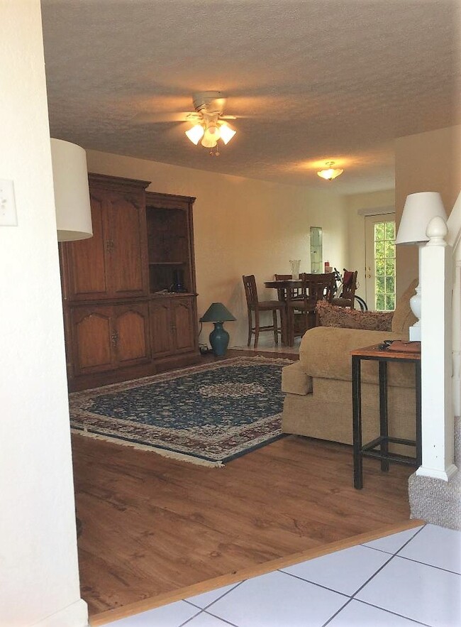 Building Photo - 1607 Meadow Spring Dr Unit 4