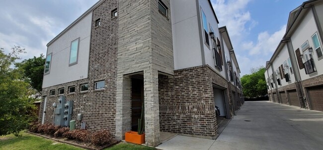 Building Photo - 2129 Lovedale Ave