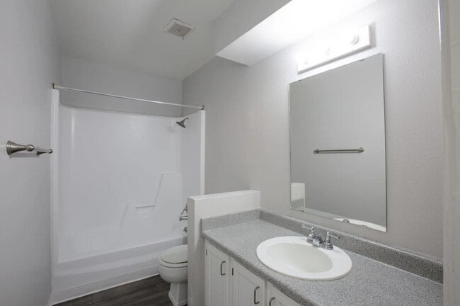 2 Bed 1 Bath - 895 sqft - Bath