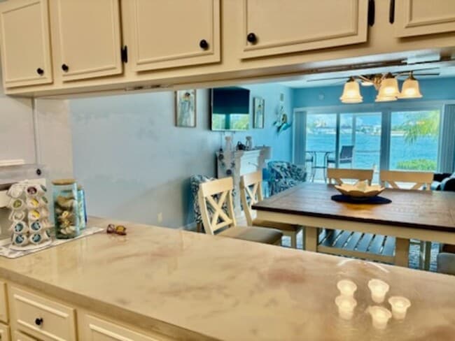 60 W Pelican St