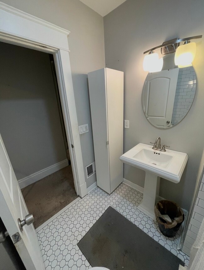Photo - 118 Taunton Pl Unit Upper