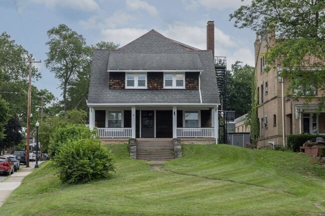A+ Location Massive Single Family House Ce... - A+ Location Massive Single Family House Ce...