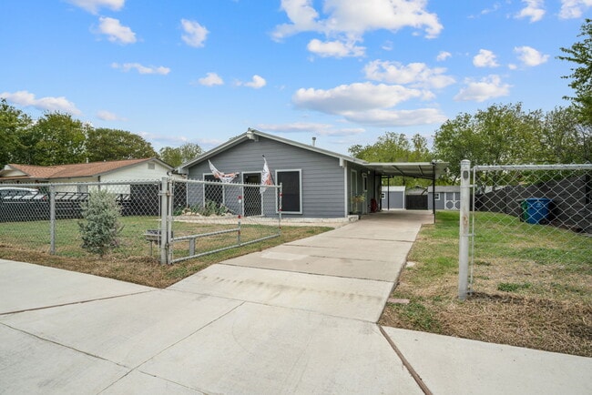 Charming 3-Bed Cottage with Fenced Yard & Carport in San Antonio – $1,350/mo