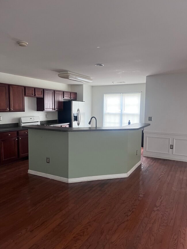 Photo - 3295 Saville St SW