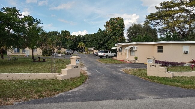 Photo - 5733 Harding St