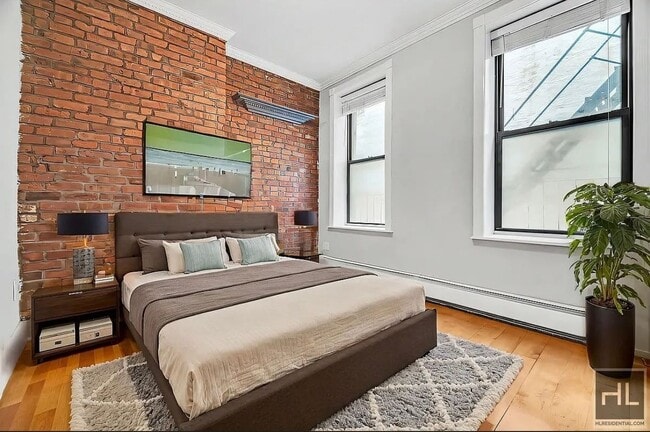 Photo - W 52ND ST. Unidad 1A