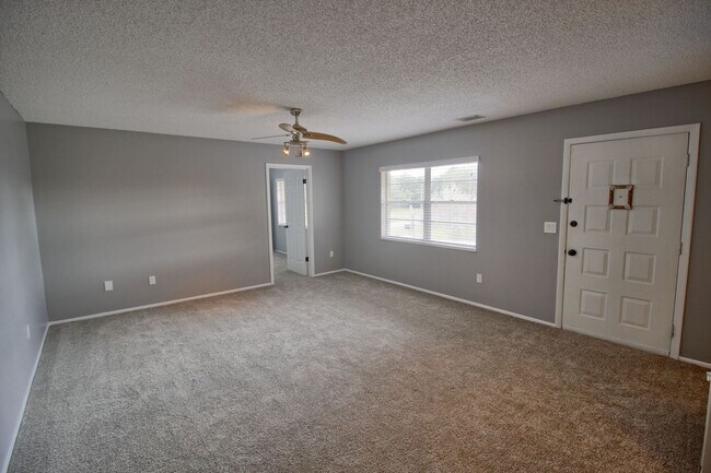 Photo - 174 Windtree Ln