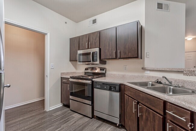 2BR, 2BA - 1075 SF B2R - Kitchen