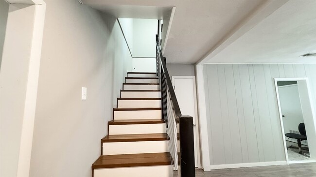 212 Ave L