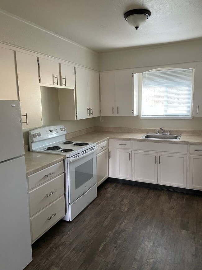 Photo - LOWER LEVEL 2 BED 1 BATH WITH FRESH PAINT AND NEW CARPET Unidad 1575-02