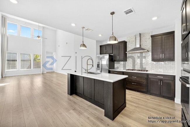 Photo - 717 Rosemary Rd