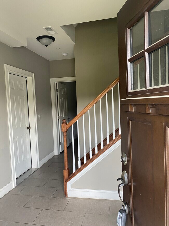 Ground floor large entryway - 303 Landon Way