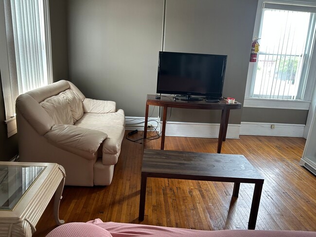 Living area - 214 W Main St Unit 2nd Flr