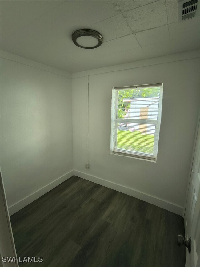 Photo - 3343-3347-3347 Dora St