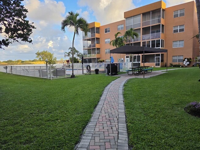 Building Photo - 3048 Sunrise Lakes Dr E Unit 412