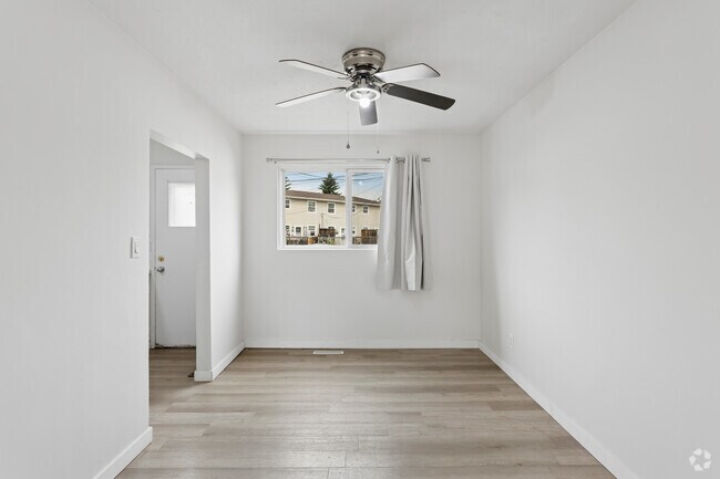 2BR, 1BA - 850SF - Dining Room - Wedgewood Townhomes