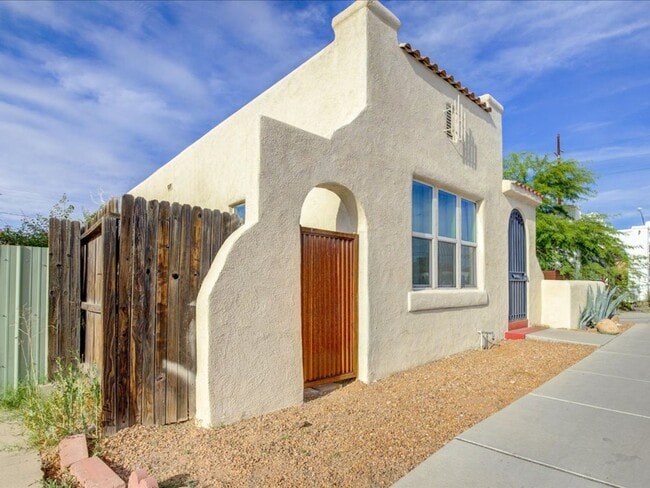 Photo - Cozy & Stylish 2-Bedroom Home with Spacious Backyard!  WATER, TRASH AND SEWER INCLUDED!!!!!