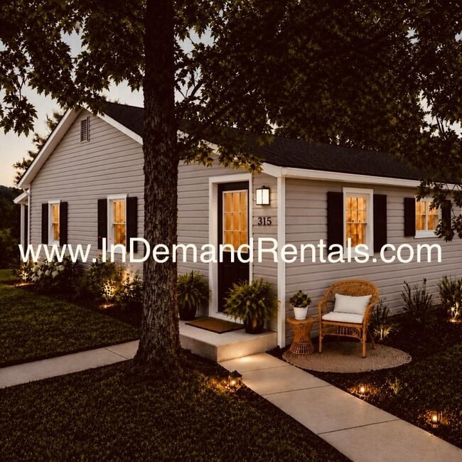 Building Photo - 305 Malaga Park Dr