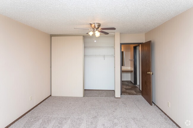 1BR, 1BA - 700SF