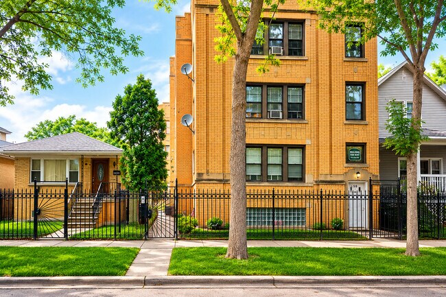 Building Photo - 3560 W Cortland St Unit 3RE