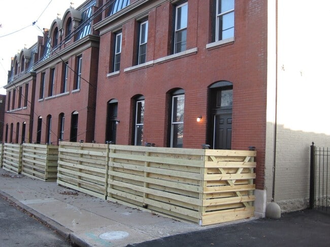 Building Photo - 2 BEDROOM UPDATED ALL ELECTRIC Unit 39121ST