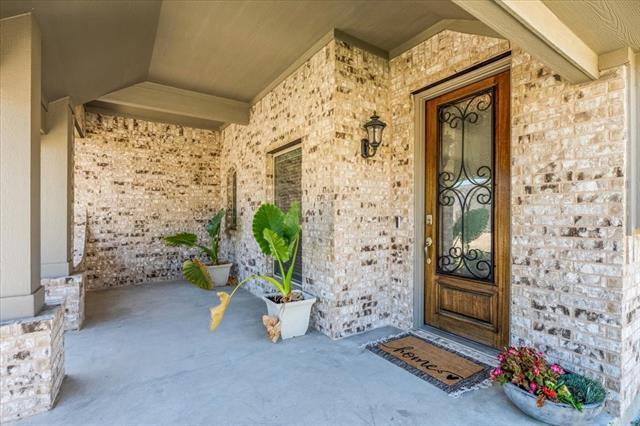2740 Lisa Maria St