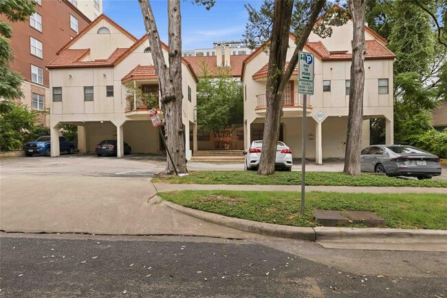 Building Photo - 706 W 22nd St Unit 305