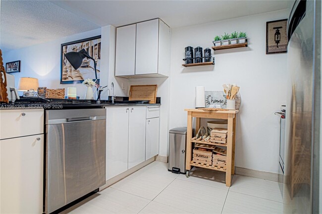 Photo - 6801 Harding Ave Unidad 301