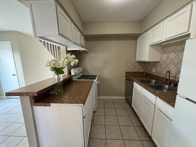 Building Photo - 1952 Upland Dr