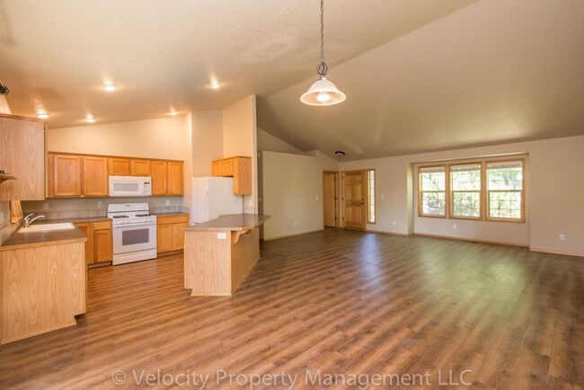 Photo - Light and bright 3 bedroom, 2 bath home - 1 dog considered!